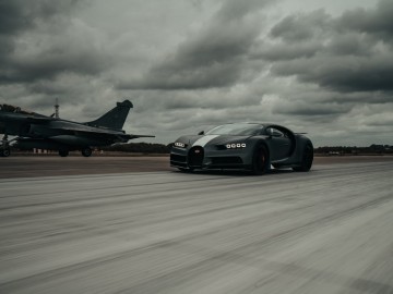 Bugatti Chiron Sport vs myśliwiec